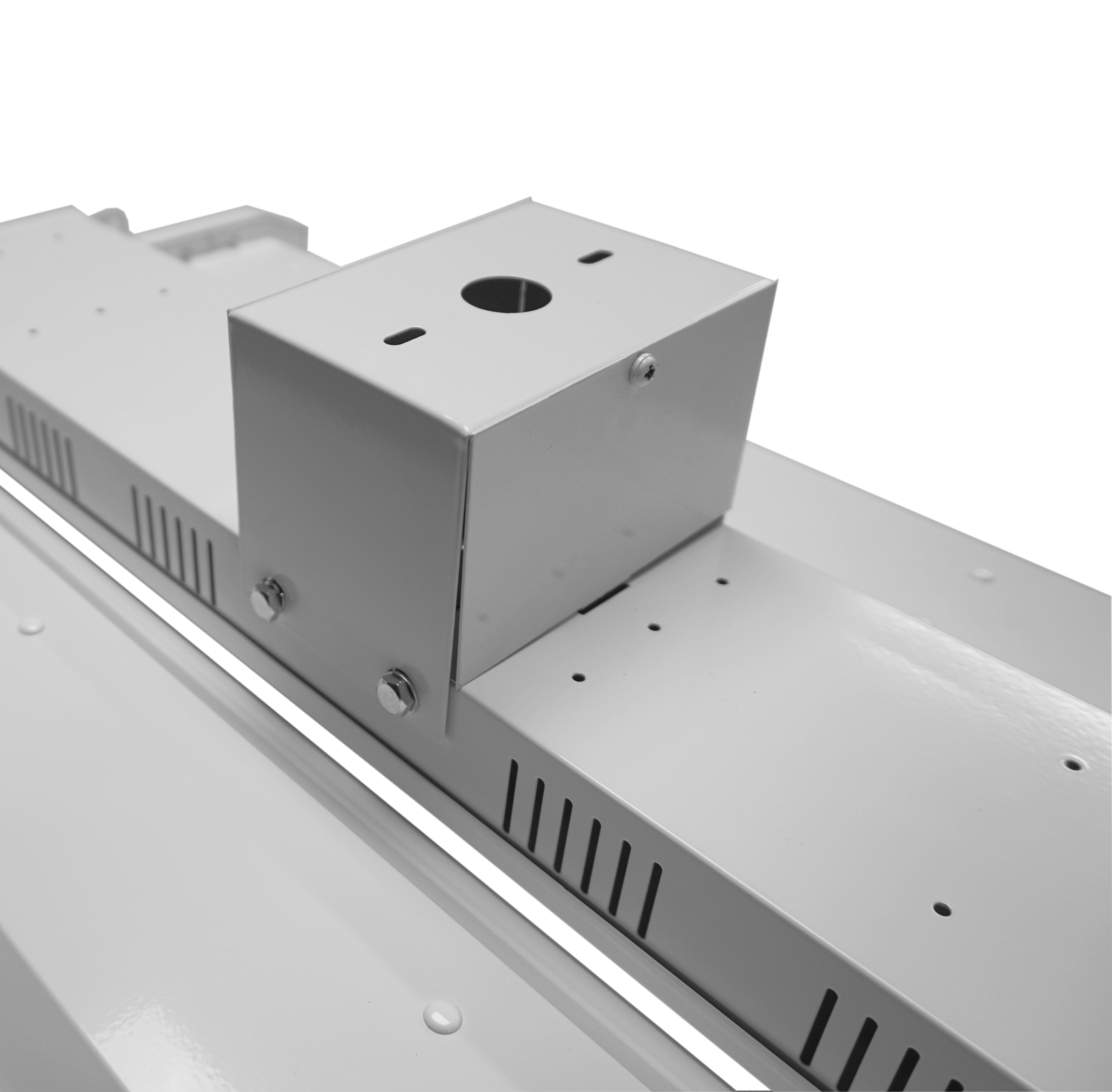 ECONOMICAL AND HIGH-PERFORMING LED LINEAR HIGH BAY LUMINAIRE WITH 3 CCT AND 3 POWER SELECTABLE FEATURES